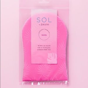 I’m selling tanning mitt